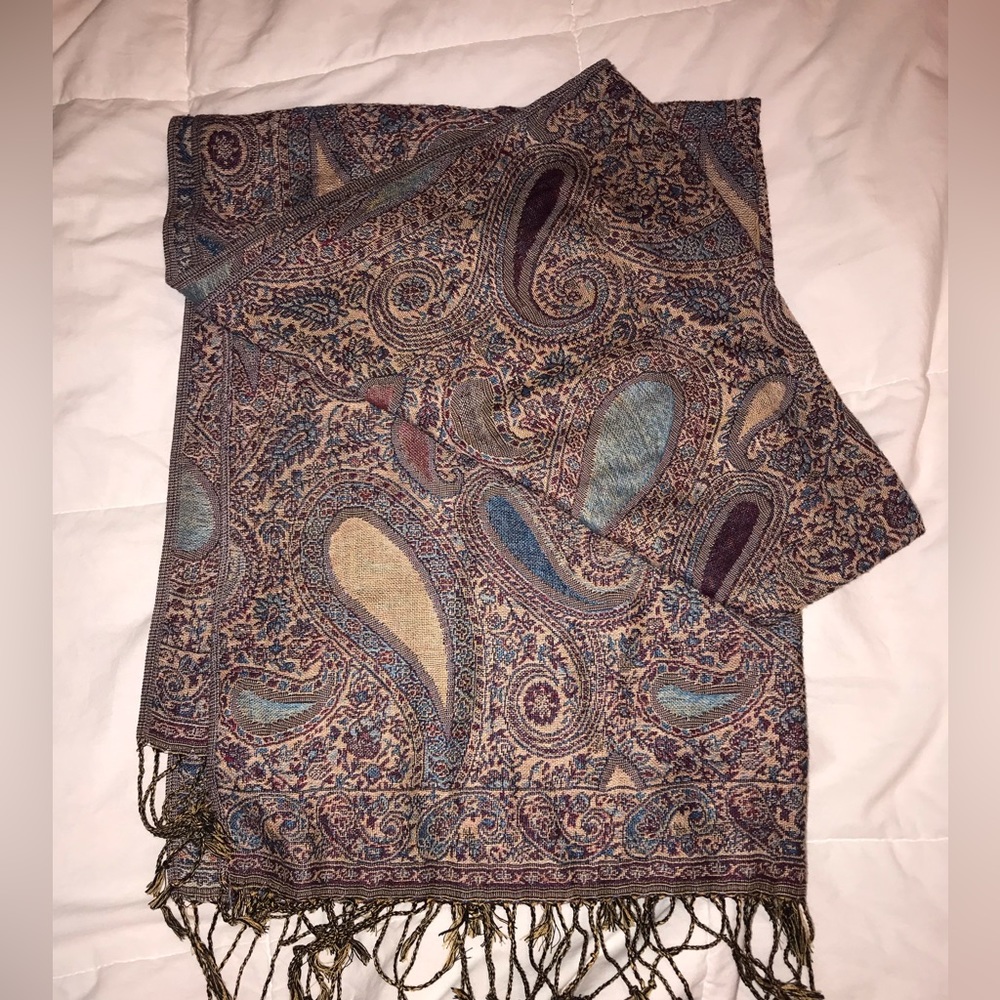 Shawl/wrap/pashmina/tapestry in paisley